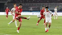 Gelandang Timnas Indonesia, Marc Klok (23), melepaskan umpan ke area pertahanan Vietnam yang dikawal Nguyen Van Vi (3) pada laga ketiga Grup A Piala AFF 2026 di Stadion Pakansari, Bogor, Senin (3/8/2026) malam WIB. Marc Klok berupaya mengatur ritme permainan Garuda, namun Indonesia harus mengakui keunggulan Vietnam dengan skor 0-3. (Kapanlagi.com/Budy Santoso)