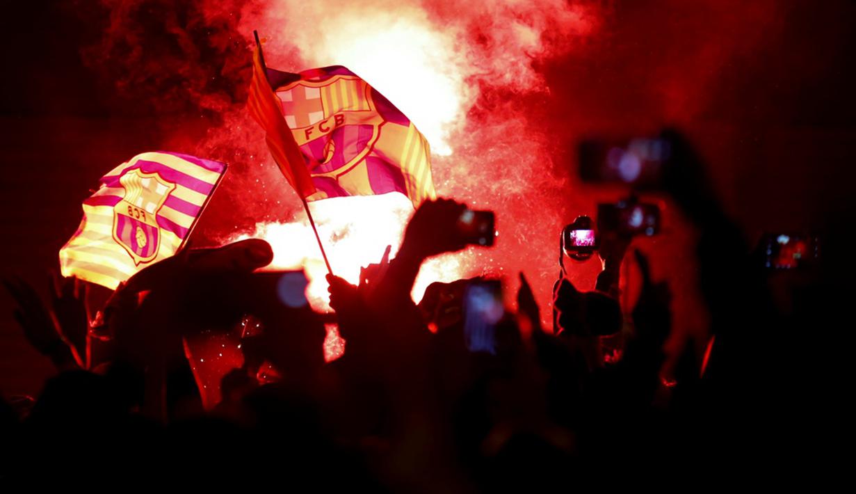 Suporter Barcelona merayakan gelar juara Copa del Rey setelah mengalahkan Sevilla dalam final yang berlangsung di Vicente Calderon, Madrid, Minggu (22/5/2016). (AFP/Pau Barrena)