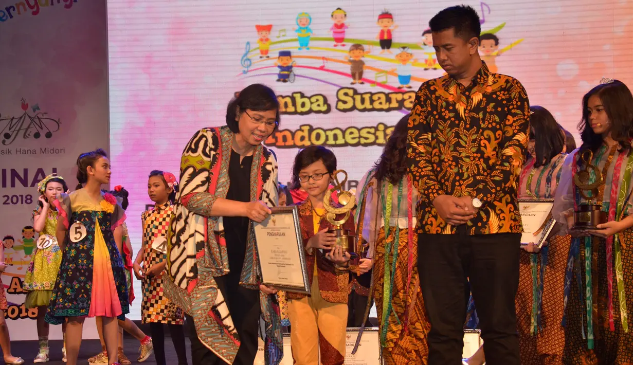 Deputi Tumbuh Kembang Anak KPPPA Lenny N. Rosalin sesi foto bersama para juara juara Grand Final Lomba Suara Anak Indonesia 2018 dengan tema “Anak Indonesia Menyanyi” di Theater Garuda, TMII, Jakarta, Minggu (25/11). (Liputan6.com/Pool/KPPPA)