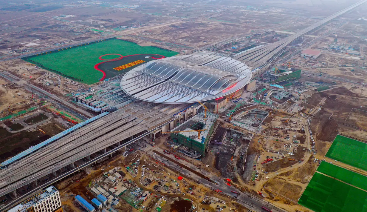 Foto dari udara menunjukkan lokasi konstruksi Stasiun Kereta Xiongan di Kawasan Baru Xiongan di Provinsi Hebei, China utara (20/12/2020). Stasiun Kereta Xiongan merupakan bagian dari jalur kereta antarkota Beijing-Xiongan. (Xinhua)