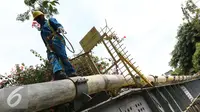 Pekerja merawat jaringan pipa gas milik Perusahaan Gas Negara (PGN) di Jakarta, Rabu (21/9/2016). (Liputan6.com/Helmi Afandi)