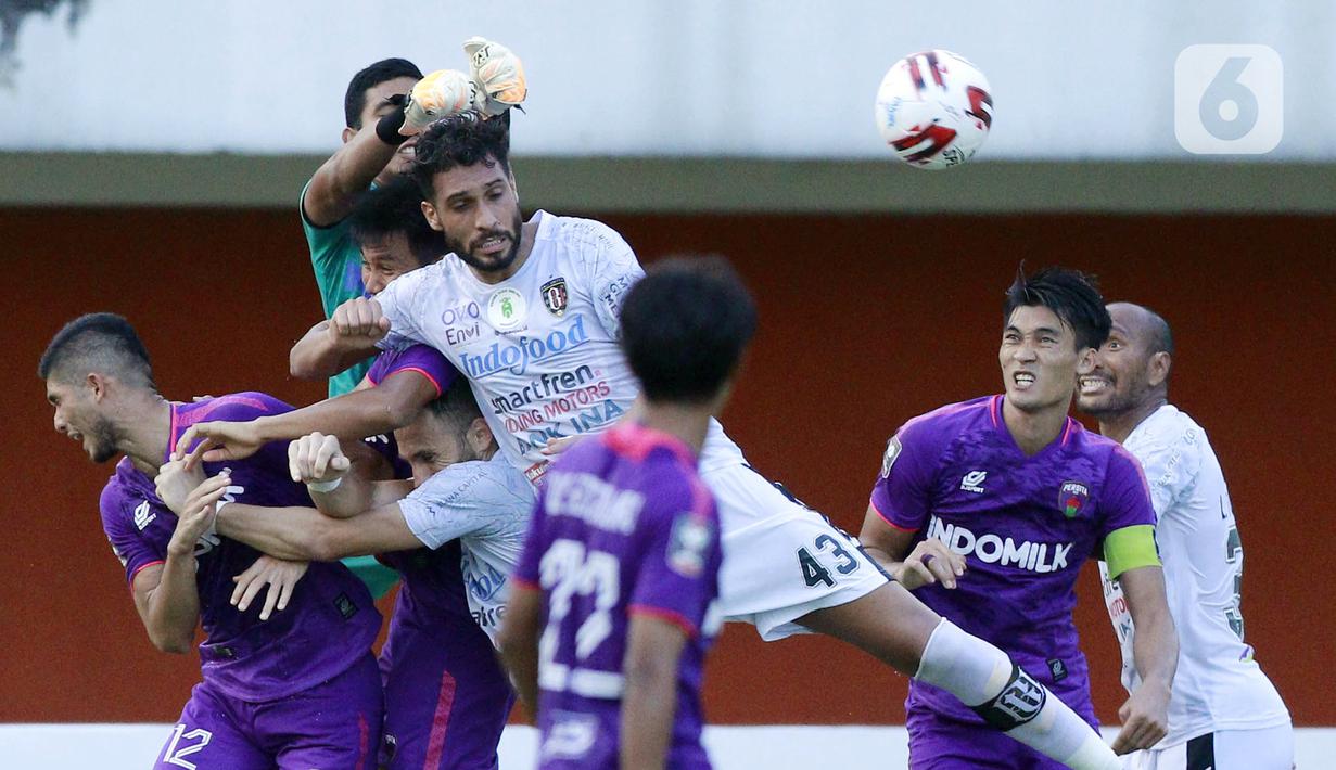 Bek Bali United Willian Pacheco duel udara dengan pemain Persita Tangerang pada laga Piala Menpora 2021 di Stadion Maguwoharjo, Sleman, Jumat (2/4/2021). Laga berakhir imbang 1-1. (Bola.com/M Iqbal Ichsan)