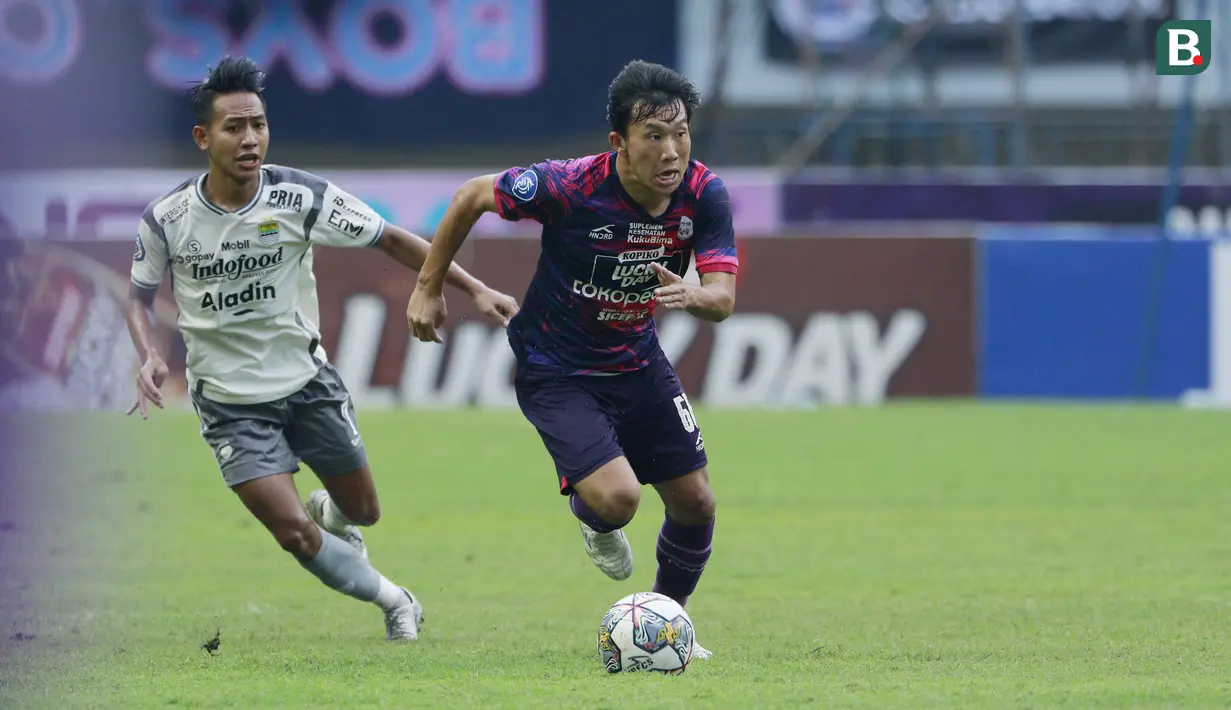 <p>Pemain Persib Bandung, Beckham Putra (kiri) mengejar pemain RANS Nusantara FC, Mitsuru Maruoka pada laga pekan ke-25 BRI Liga 1 2022/2023 di Stadion Pakansari, Bogor, Minggu (19/2/20023). (Bola.com/M Iqbal Ichsan)</p>