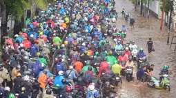 Genangan air yang merendam jalur dari arah Grogol menuju Cengkareng maupun arah sebaliknya ini sudah terjadi sejak Kamis 22 Januari 2026. Tampak dalam foto, antrean pengendara motor yang mencoba menerobos banjir di Jalan Daan Mogot, Jakarta, Jumat (23/1/02026). (merdeka.com/ Arie Basuki)