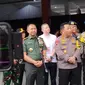 Panglima TNI Jenderal Agus Subiyanto bersama Kapolri Jenderal Listyo Sigit Prabowo meninjau Posko Operasi Tribrata Jaya 2024 jelang Misa Paus Fransiskus di Stadion Utama Gelora Bung Karno (GBK), Jakarta. (Liputan6.com/Ady Anugrahadi)