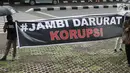 Aktivis antikorupsi dan mahasiswa  yang mengatasnamakan Gerakan Pengawal Suap (GPS) Jambi berunjuk rasa di depan Gedung KPK, Jakarta, Jumat (9/3). Mereka menuntut KPK segera menahan Gubernur Jambi Zumi Zola. (Liputan6.com/Herman Zakharia)