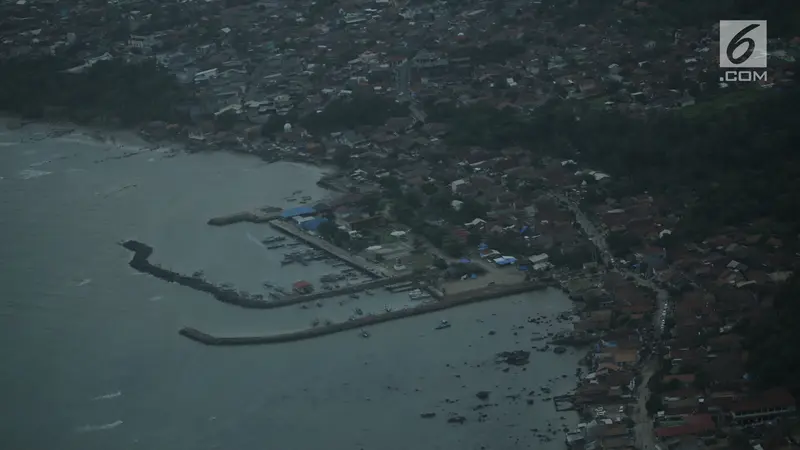 Pandangan Udara Wilayah Daratan Lampung Usai Dihantam Tsunami