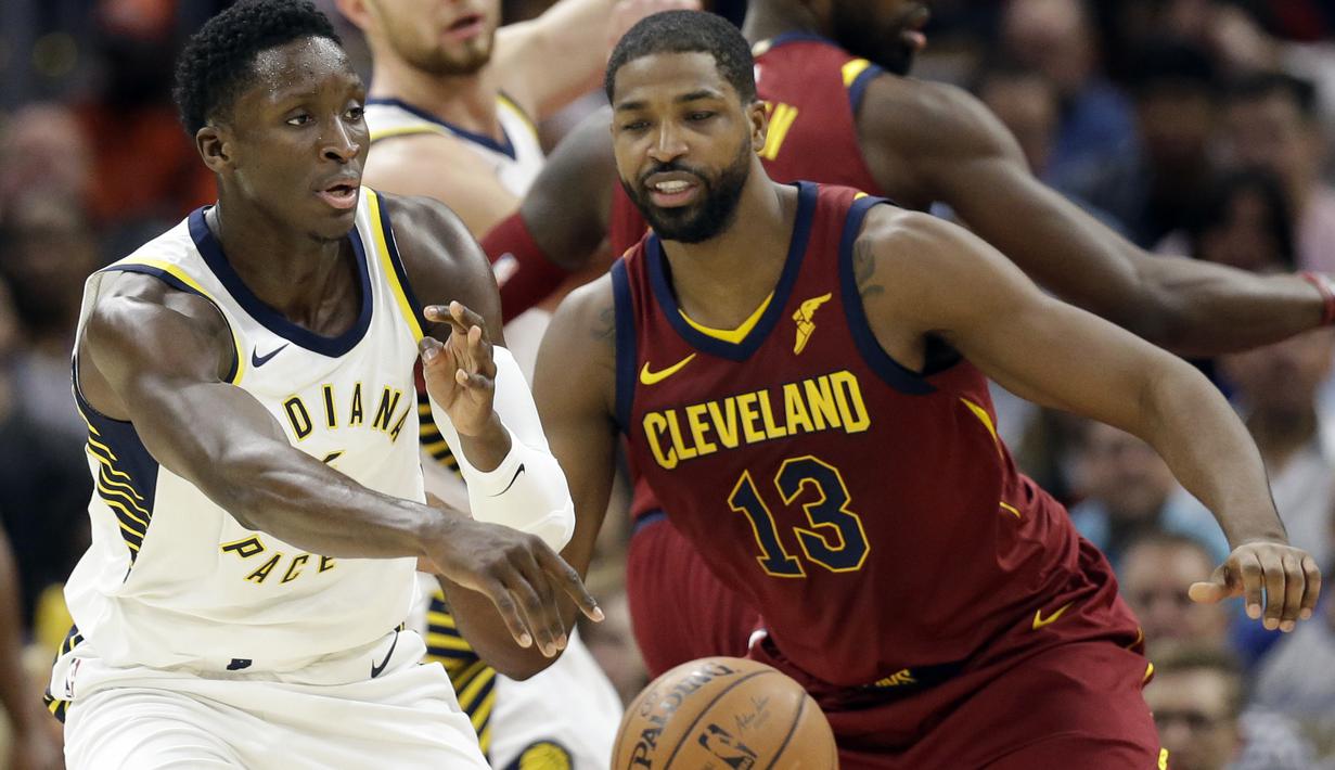 Pemain Indiana Pacers, Victor Oladipo (4) memberikan umpan melewati adangan pemain Cleveland Cavaliers,Tristan Thompson (13) pada laga NBA basketball di Quicken Loans Arena, Cleveland, Kamis, (2/11/2017) pagi WIB. Cleveland kalah 107-124. (AP/Tony Dejak)