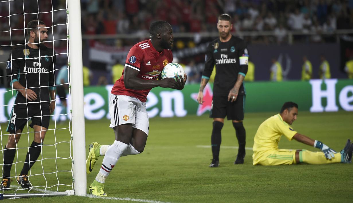 Striker Manchester United, Romelu Lukaku, merayakan gol yang dicetaknya ke gawang Real Madrid  pada laga Piala Super Eropa di Stadion Philip II, Skopje, Selasa (8/8/2017). Real Madrid menang 2-1 atas Manchester United. (AFP/Nikolay Doychinov)