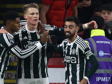 Selebrasi pemain MU setelah Scott McTominay (tengah) mencetak gol ke gawang Sheffield United dalam laga pekan ke-9 Premier League 2023/2024 yang berlangsung di Bramall Lane, Inggris, Minggu (22/10/2023). (AFP/Darren Staples)