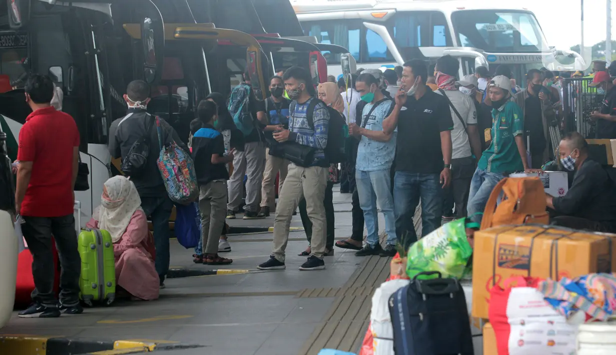 Calon penumpang menunggu pemberangkatan di Terminal Pulo Gebang, Jakarta, Selasa (4/5/2021). Jumlah penumpang yang berangkat dari Terminal Pulo Gebang terus meningkat jelang diberlakukannya aturan larangan mudik Lebaran mulai 6 Mei-17 Mei 2021. (Liputan6.com/Herman Zakharia)