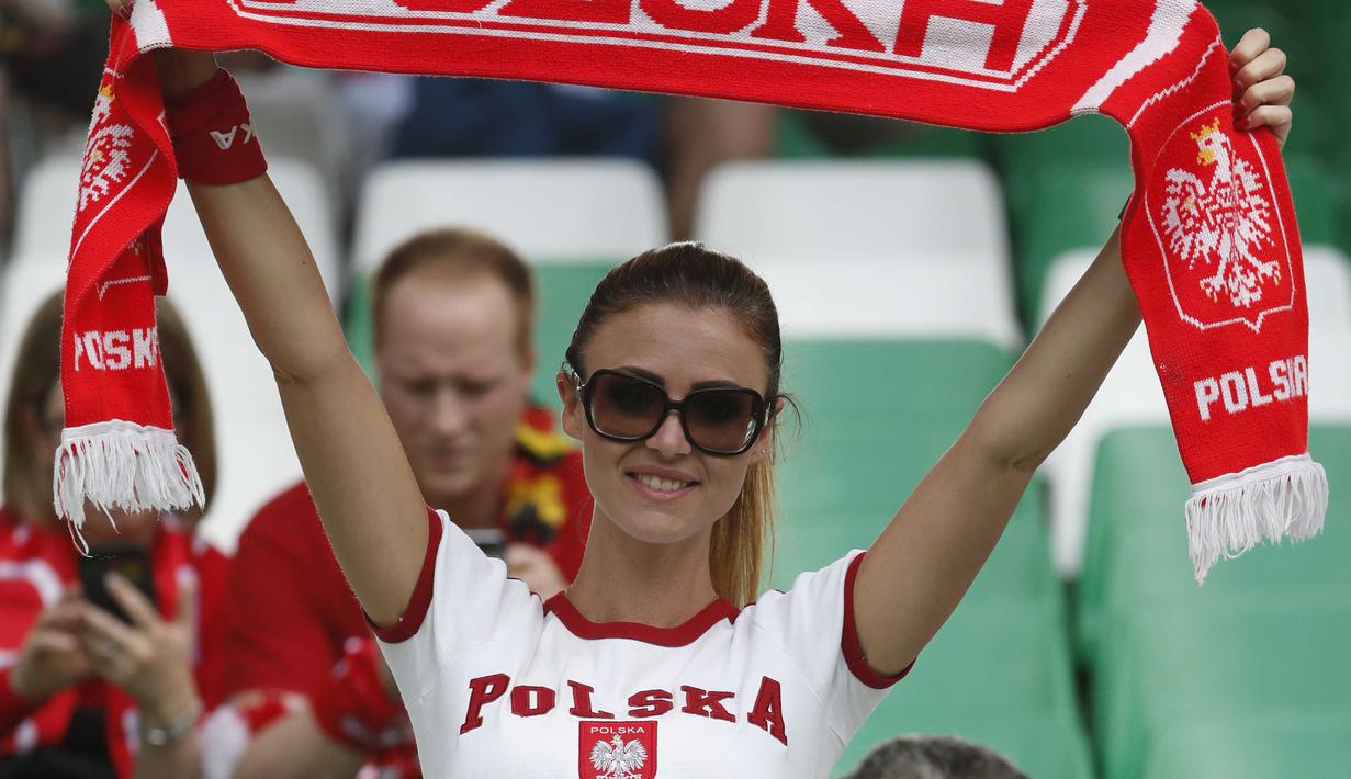 Fans cantik Polandia membentangkansyalsaatmendukung timnya melawan Swiss pada Piala Eropa 2016 di Stadion Geoffroy-Guichard, Saint-Etienne (26/6/2016) WIB.  (REUTERS/Yves Herman)