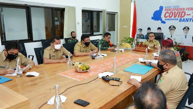 Bupati Banyuwangi Abdullah Azwar Anas saat memimpin rapat terbatas di Posko Penanganan Covid-19 Kabupaten Banyuwangi, Senin (3/8/2020).