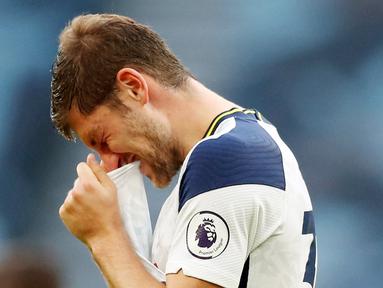 Ben Davies - Sejak dua tahun terakhir penampilan pemain asal Wales ini kian tak konsisten. Conte yang menyukai bek tangguh dan mampu memenangi duel satu lawan satu sepertinya akan mencari pemain baru untuk memperkuat formasi favoritnya. (AFP/Catherine Ivill/Pool)