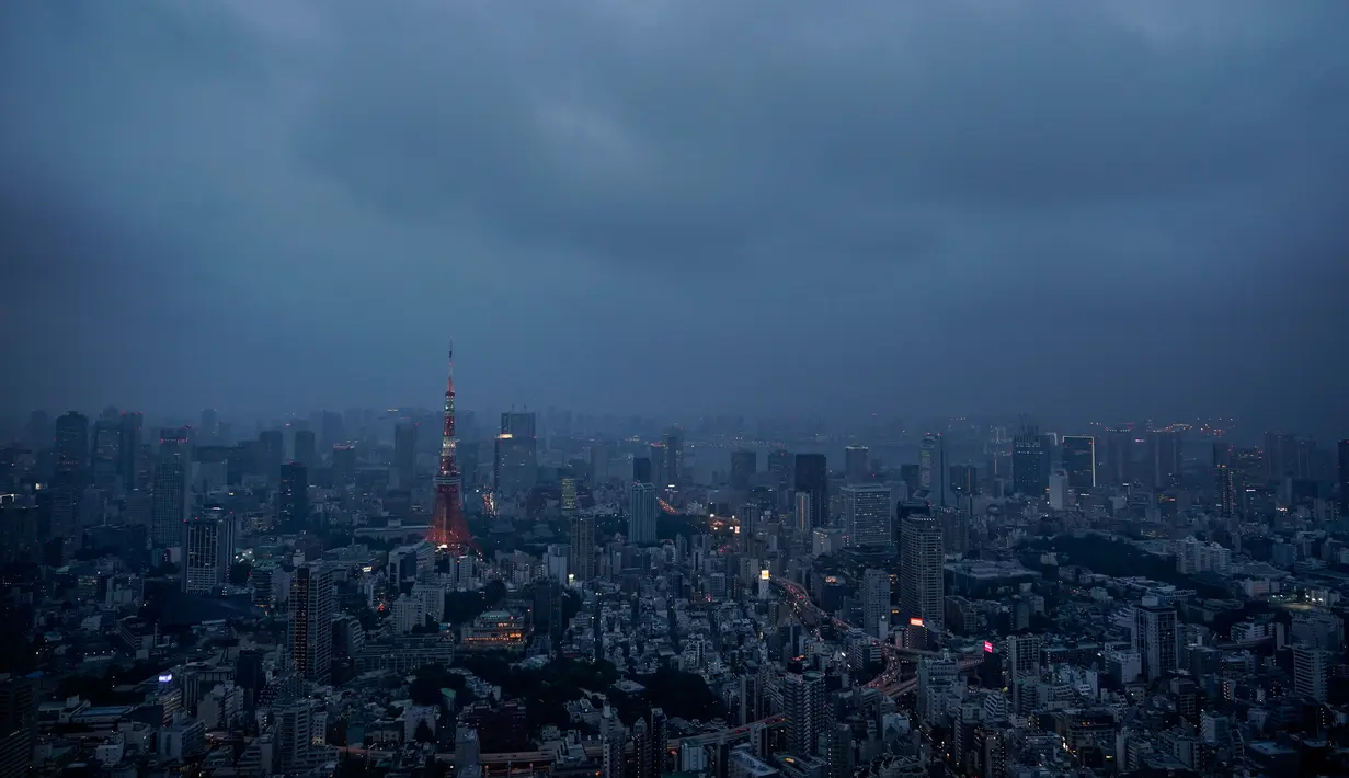 Gambar pada 19 Agustus 2019 memperlihatkan pemandangan cakrawala Tokyo terlihat dari dek observasi Menara Roppongi Hills. Wisatawan dapat melihat berbagai gedung pencakar langit yang semua tertata rapi di kota terkenal sibuk ini. (AP Photo/Jae C. Hong)
