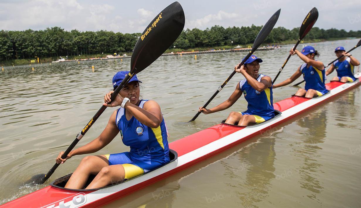 Pedayung Jawa Barat bersiap turun pada nomor 500 meter kayak putri. Cabang dayung masih akan memperlombakan 16 nomor lagi dari 40 nomor yang dipertandingkan. (Bola.com/Vitalis Yogi Trisna)