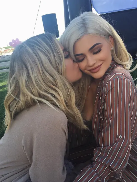 Kini, para penggemar pun menantikan konfirmasi kehamilan Kylie Jenner. Namun sebelum itu, selamat berbahagia, Khloe Kardashian! (instagram/khloekardashian)