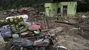 Patut diketahui, banjir bandang yang menghantam wilayah Garoga, khususnya di Desa Garoga, Kecamatan Batang Toru, Tapanuli Selatan, Sumatera Utara, menyebabkan kerusakan yang meluas dan parah. Tampak dalam foto, seorang warga mengumpulkan barang-barangnya dari rumahnya yang rusak akibat banjir bandang di Garoga, Provinsi Sumatera Utara, pada Kamis 4 Desember 2025. (YT HARIONO/AFP)