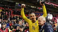 Striker Swedia, Zlatan Ibrahimovic, merayakan keberhasilan negaranya lolos ke Piala Eropa 2016. (AFP PHOTO / Jonathan Nackstrand)
