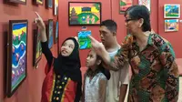 Pameran lukisan anak berkebutuhan khusus di Surabaya. (Dian Kurniawan/Liputan6.com)