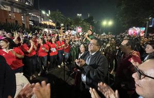 Wakil Gubernur (Wagub) DKI Jakarta Rano Karno saat menutup rangkaian Christmas Carol Colossal pada Selasa (23/12/2025). (Liputan6.com/Winda Nelfira)