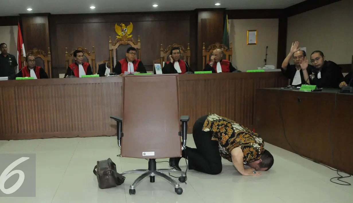 Mantan Ketua Umum PSSI dan Kadin Jawa Timur, La Nyalla Mattalitti sujud syukur usai di vonis bebas oleh ketua hakim Supeno di Pengadilan Tindak Pidana Korupsi (Tipikor), Jakarta Pusat, selasa (27/12). (Liputan6.com/Helmi Affandi)