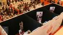 Peserta diinterview oleh panitia penyelenggara ajang pencarian bakat Miss Celebrity (Micel) 2015 yang digelar di Mall Kota Kasablanka, Jakarta, Sabtu (10/10). Audisi Micel 2015 digelar di tujuh kota di Indonesia. (Liputan6.com/Herman Zakharia)
