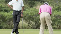 Presiden AS Barack Obama memperhatikan PM Malaysia, Najib Razak melakukan put di lubang ke 18 saat bermain golf di Hawaii, Rabu (24/12/2014). (AFP PHOTO/Nicholas KAMM)