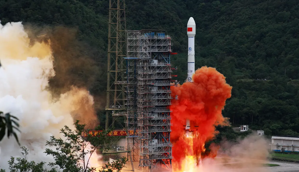 Roket pengangkut membawa satelit terakhir dari Sistem Satelit Navigasi BeiDou (BeiDou Navigation Satellite System/BDS) lepas landas dari Pusat Peluncuran Satelit Xichang, Sichuan, China, Selasa (23/6/2020). Ini menandai tuntasnya pemosisian sistem navigasi global satelit BDS. (Xinhua/Hu Xujie)