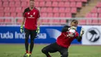 Kiper Liverpool, Simon Mignolet berusaha menangkap bola saat sesi latihan di Stadion Nasional Bangkok , Thailand, Senin (13/7/2015). Liverpool akan menggelar pertandingan persahabatan melawan tim All Stars Thailand. (REUTERS/Athit Perawongmetha)