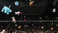 Berbagai macam boneka dilemparkan oleh para penonton sebelum laga lanjutan Euroleague Basketball 2024/2025 antara Partizan Belgrade melawan Maccabi Tel Aviv di Belgrade, Serbia, Jumat (03/01/2025) waktu setempat. (AFP/Oliver Bunic)