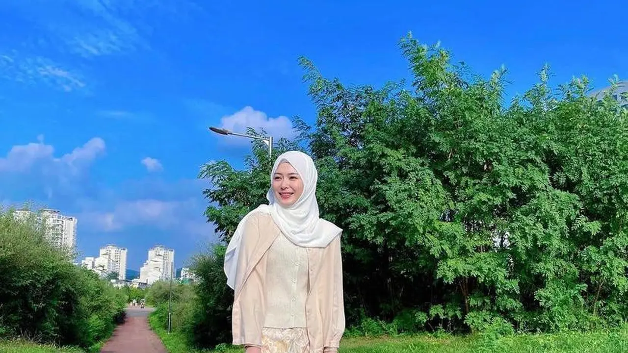 9 Ide Outfit Hijab Casual ala Cewek Kue, Cewek Mamba, dan Cewe Bumi dari Irish Bella hingga Putri Delina