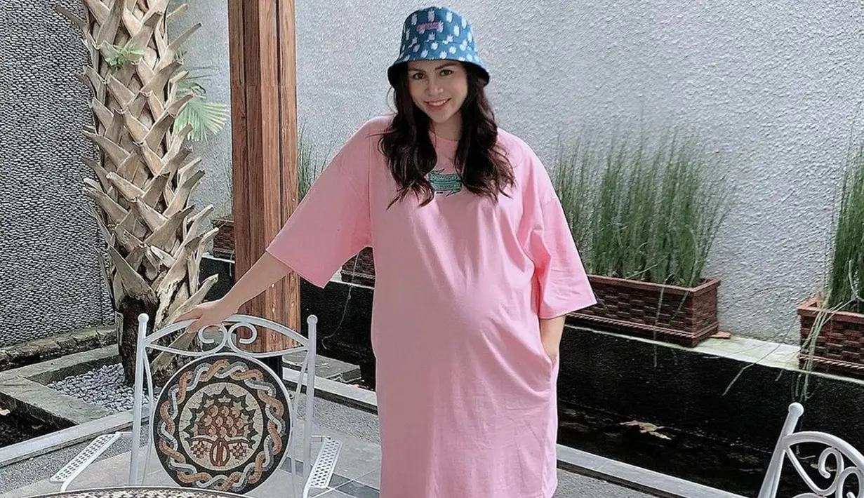 Gaya Momo Geisha saat memakai bucket hat ini pun bisa dijadikan inspirasi terutama untuk berjalan-jalan atau hangout bersama teman. Bahkan, bucket hat yang dipakai oleh Momo ini pun cocok dijadikan pelengkap saat menjalani pemotretan. (Liputan6.com/IG/@therealmomogeisha)
