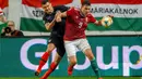 Duel antara Dejan Lovren dan Adam Szalai pada laga kedua babak kualifikasi Piala Eropa 2020 Grup E yang berlangsung di Stadion Groupama Arena, Budapest, Senin (25/3). Kroasia kalah 1-2 kontra Hungaria. (AFP/Attila Kisbenedek)