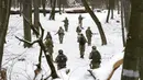 Anggota Pasukan Pertahanan Teritorial Ukraina, unit militer sukarelawan Angkatan Bersenjata, berlatih di taman kota di Kyiv, Ukraina, 22 Januari 2022. Puluhan warga sipil bergabung dengan tentara cadangan Ukraina dalam beberapa pekan terakhir di tengah ancaman invasi Rusia. (AP Photo/Efrem Lukatsky)