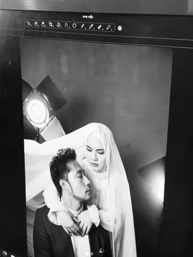 Mulai Go Public, Ini 6 Potret Kebersamaan Evelyn Nada Anjani dan Rulyabii
