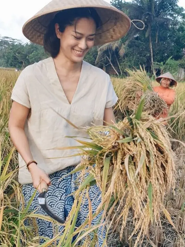 6 Potret Prisia Nasution Panen Padi di Sawah, Tetap Tampil Menawan
