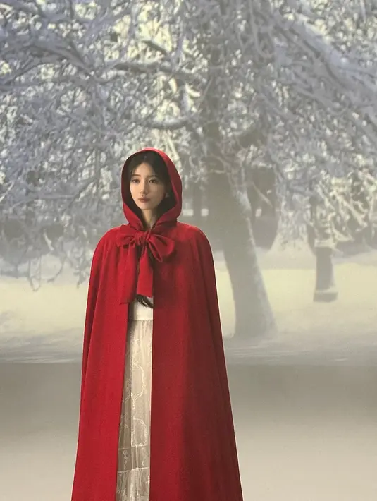 Melapisi gaun putihnya, Bae Suzy juga kenakan tudung merah untuk tampilan yang makin dramatis [@management_soop]