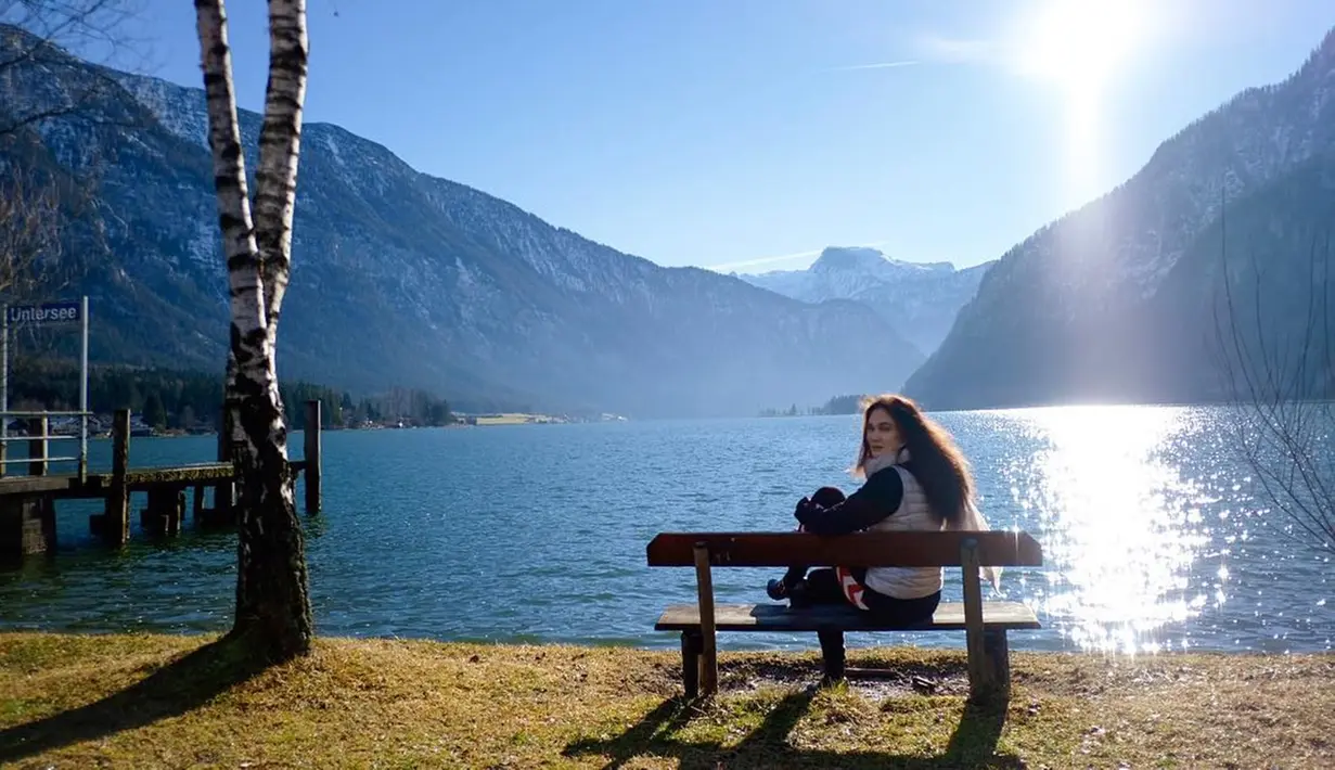 Dengan menyaksikan matahari terbit dan danau di sekitar pegunungan di Austria, membuat liburan Luna Maya semakin berkesan. Luna Maya tampak duduk dengan santai saat berada di antara alam bebas yang memanjakan mata. (Liputan6.com/IG/@lunamaya)