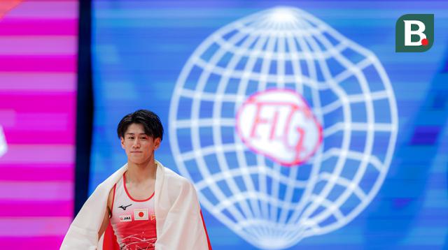 Pesenam Jepang, Daiki Hashimoto merayakan kemenangan pada final All-Around Kejuaraan Dunia Gimnastik 2025 di Indonesia Arena, Senayan, Jakarta, Rabu (22/10/2025). (Bola.com/Bagaskara Lazuardi)