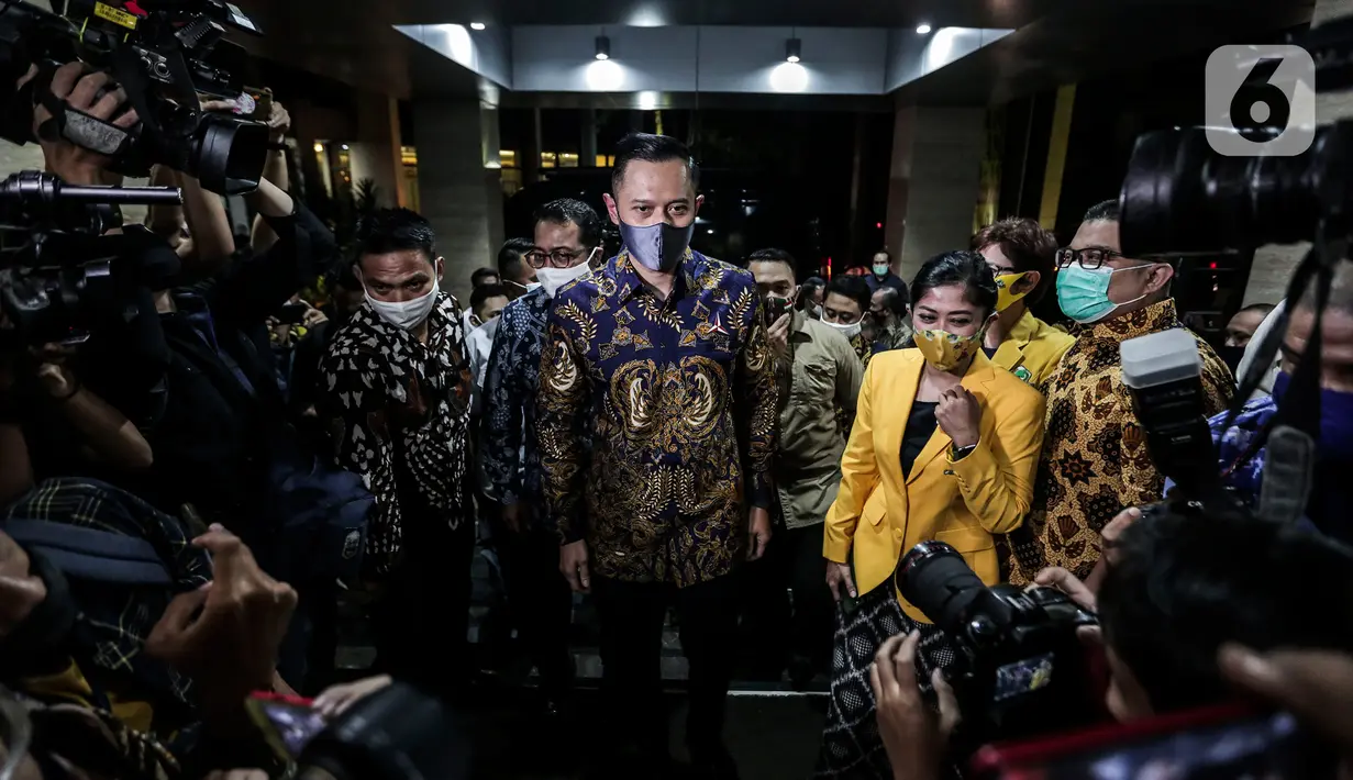 Ketua Umum Parta Demokrat Agus Harimurti Yudhoyono beserta jajaran pengurus partai tiba di kantor DPP Partai Golkar, Jakarta, Kamis (25/6/2020). AHY melakukan pertemuan untuk membahas Pilkada serentak 2020 serta pembangunan perekonomian saat pandemi COVID-19 ini. (Liputan6.com/Johan Tallo)