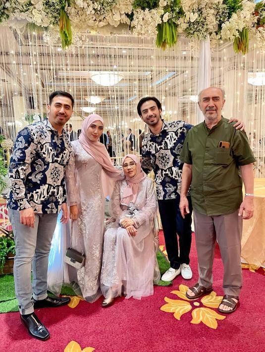Sebelumnya, Reza Zakarya sudah beberapa kali mengunggah kebersamaan dengan keluarga. Salah satunya saat kondangan bareng. Menghadiri acara pernikahan, tak lengkap rasanya apabila keluarga tidak memakai baju seragam. Meski sang ayah beda sendiri, tapi tak mengurangi kekompakan mereka. (Liputan6.com/IG/@reza_zakarya_daa)