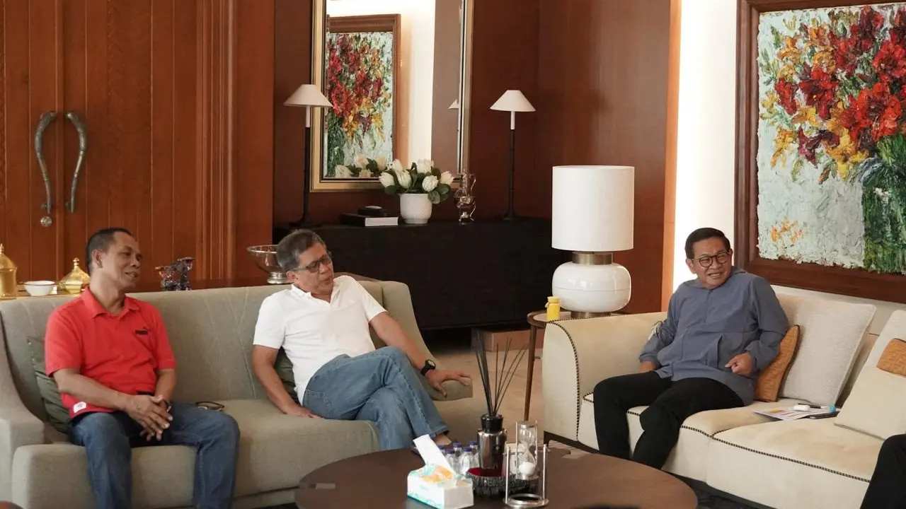 Pengamat politik Rocky Gerung menyambangi kediaman calon Gubernur Jakarta nomor urut tiga Pramono Anung.