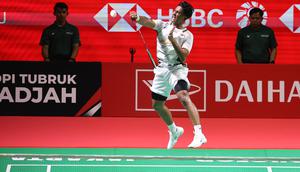 Tunggal putra Indonesia, Alwi Farhan, menunjukkan performa gemilang dan berhasil mengamankan satu tempat di babak final Indonesia Masters 2026 di Istora Senayan, Jakarta, Sabtu (24/1/2026). Ia menyingkirkan wakil Taiwan, Chi Yu Jen, dengan skor telak dua gim langsung, 21-11 dan 21-12. (Bola.com/M Iqbal Ichsan)