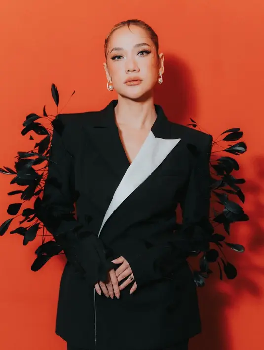 Bunga Citra Lestari terlihat mengenakan blazer dengan contrast lapel dan aksen bulu di bagian lengan [@itsmebcl]