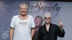 Grup musik Air Supply berpose seusai jumpa pers di kawasan Sudirman, Jakarta, Rabu (1/3). Air Supply menggelar konser yang di beri nama 40 th Anniversary - "Celebration of love" pada 3/3/2017 di Kota Kasablanka. (Liputan6.com/Herman Zakharia)
