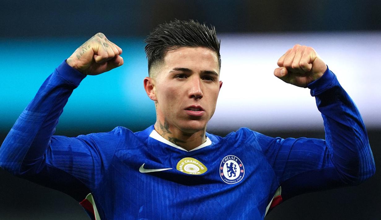 Pemain Chelsea, Enzo Fernandez, melakukan selebrasi setelah mencetak gol ke gawang Manchester City pada lanjutan Liga Inggris di Etihad Stadium, Senin (5/1/2026). (AP Photo/Dave Thompson)