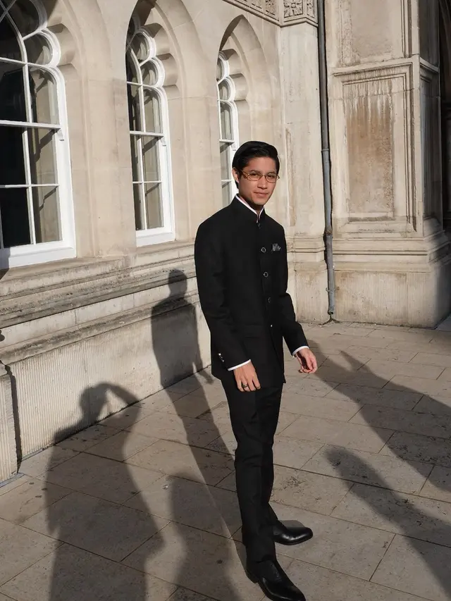 Potret Wisuda Teuku Rassya di London (sumber: Instagram/nourahsheivirah)