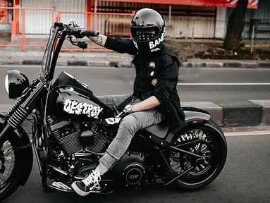 Sejumlah selebritas Tanah Air memiliki hobi mengendarai motor gede alias moge. Salah satu di antaranya adalah Deddy Mahendra Desta atau Desta. (Instagram/desta80s)