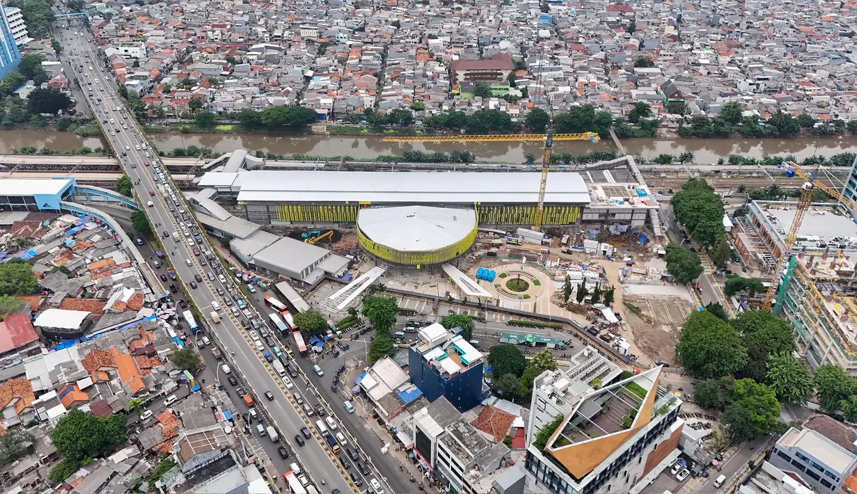 Saat ini, kapasitas daya tampung Stasiun Tanah rata-rata 100 ribu orang per hari. Nantinya, setelah pembangunan, stasiun ini bisa untuk 300 ribu penumpang per hari. (merdeka.com/Arie Basuki)